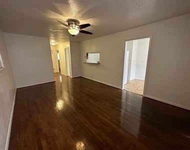 4921 Crawford Street - Photo Thumbnail 9