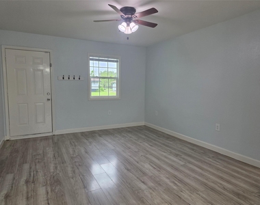 209 Franlee Street - Photo Thumbnail 2