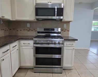 209 Franlee Street - Photo Thumbnail 4