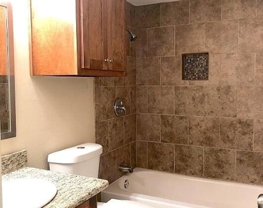 1008 N Houston Avenue - Photo Thumbnail 2