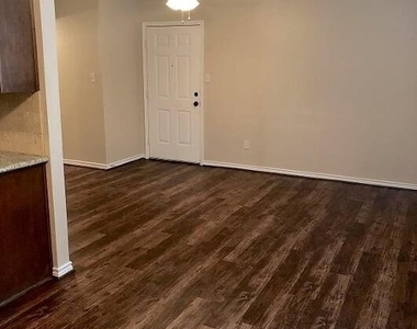 1008 N Houston Avenue - Photo Thumbnail 4