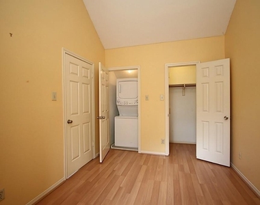 814 Knox Street - Photo Thumbnail 17