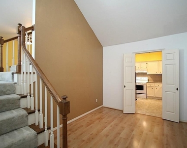 814 Knox Street - Photo Thumbnail 8