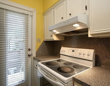 814 Knox Street - Photo Thumbnail 10