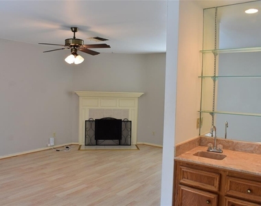 814 Knox Street - Photo Thumbnail 2
