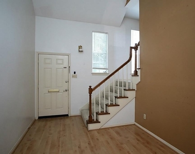 814 Knox Street - Photo Thumbnail 7