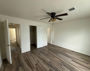 2724 Avenue D - Photo Thumbnail 4