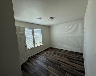 2724 Avenue D - Photo Thumbnail 8