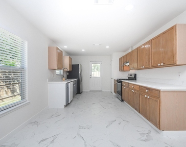 6306 Spruce Manor Lane - Photo Thumbnail 7