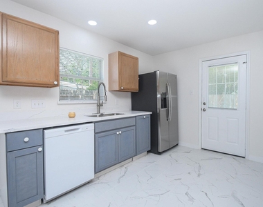 6306 Spruce Manor Lane - Photo Thumbnail 9