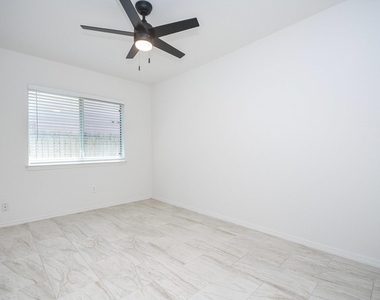 6306 Spruce Manor Lane - Photo Thumbnail 18