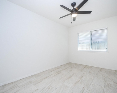 6306 Spruce Manor Lane - Photo Thumbnail 21