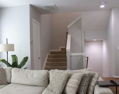 1138 Patterson Street - Photo Thumbnail 7