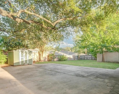 11007 Hillcroft Avenue - Photo Thumbnail 9