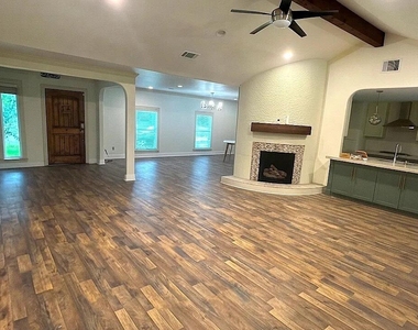 11007 Hillcroft Avenue - Photo Thumbnail 4