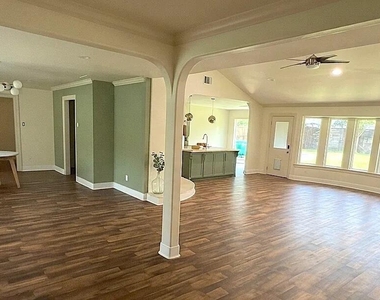 11007 Hillcroft Avenue - Photo Thumbnail 5