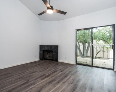 10811 Richmond Avenue - Photo Thumbnail 4