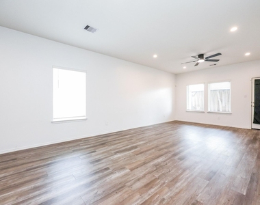 5419 Desert Glen Drive - Photo Thumbnail 4