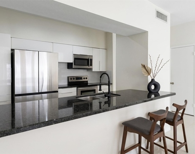 384 Wilcrest Drive - Photo Thumbnail 4