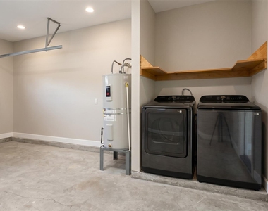 384 Wilcrest Drive - Photo Thumbnail 17