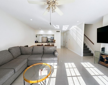 384 Wilcrest Drive - Photo Thumbnail 3