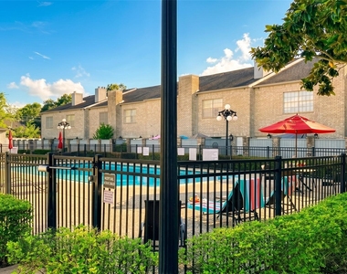 384 Wilcrest Drive - Photo Thumbnail 20