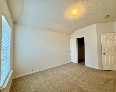 7426 Maple Run Drive - Photo Thumbnail 17