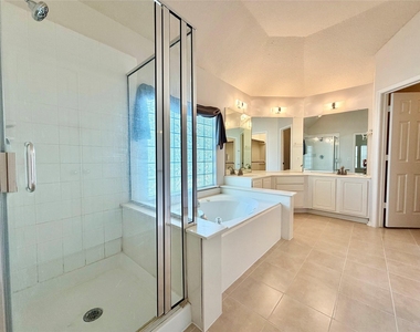 7426 Maple Run Drive - Photo Thumbnail 13