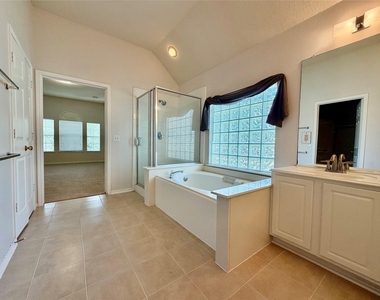 7426 Maple Run Drive - Photo Thumbnail 12