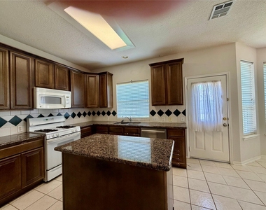7426 Maple Run Drive - Photo Thumbnail 7