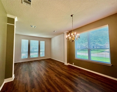 7426 Maple Run Drive - Photo Thumbnail 4