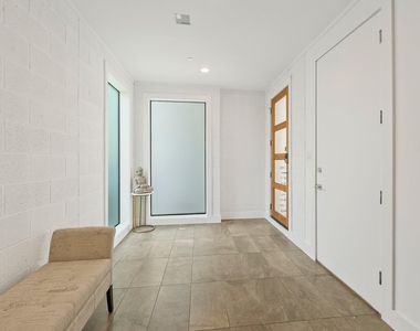 2239 N Macgregor Way - Photo Thumbnail 3