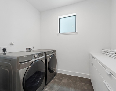 2239 N Macgregor Way - Photo Thumbnail 12