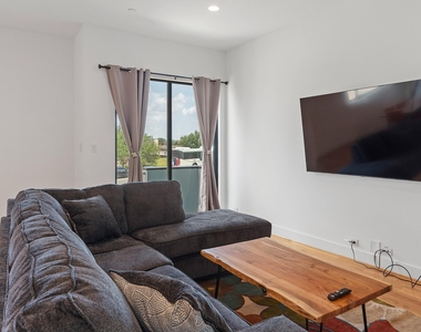 2239 N Macgregor Way - Photo Thumbnail 34