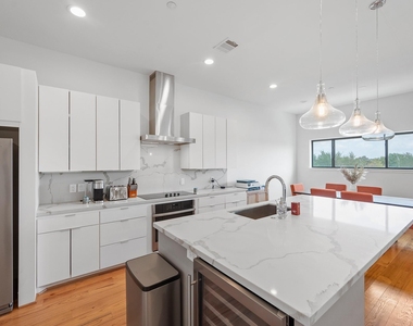 2239 N Macgregor Way - Photo Thumbnail 9