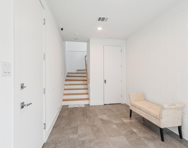 2239 N Macgregor Way - Photo Thumbnail 2
