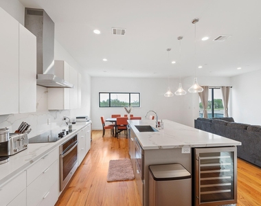 2239 N Macgregor Way - Photo Thumbnail 11