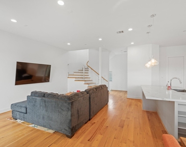 2239 N Macgregor Way - Photo Thumbnail 6