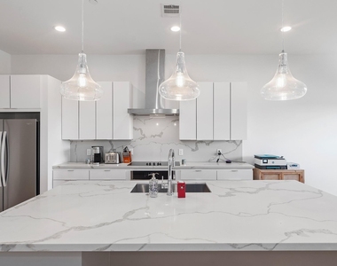 2239 N Macgregor Way - Photo Thumbnail 8