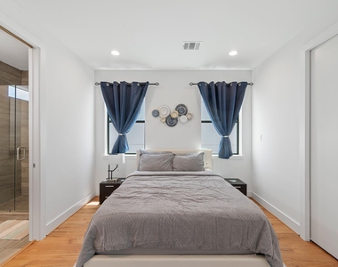 2239 N Macgregor Way - Photo Thumbnail 24