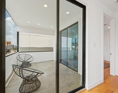 2239 N Macgregor Way - Photo Thumbnail 21