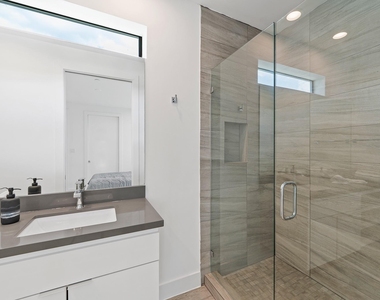 2239 N Macgregor Way - Photo Thumbnail 25