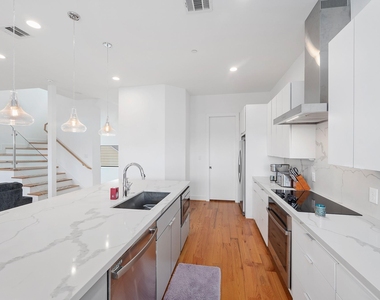 2239 N Macgregor Way - Photo Thumbnail 10