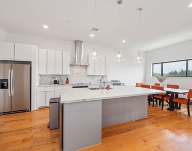 2239 N Macgregor Way - Photo Thumbnail 7