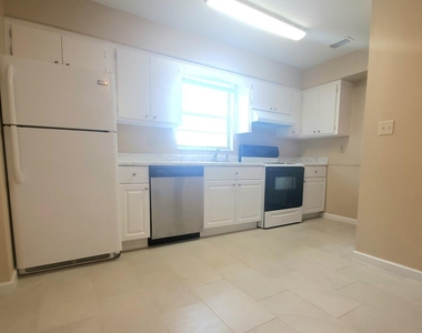 4304 London Town Road - Photo Thumbnail 6