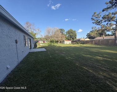 1607 Fairfield Circle Ne - Photo Thumbnail 14