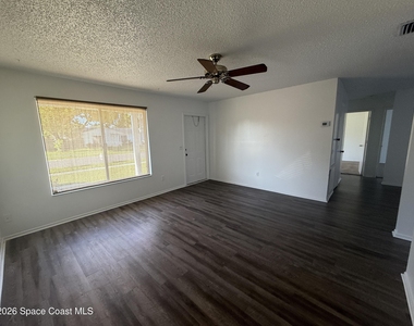 1607 Fairfield Circle Ne - Photo Thumbnail 1