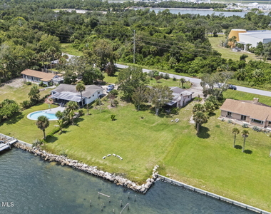 6785 Riveredge Drive - Photo Thumbnail 4