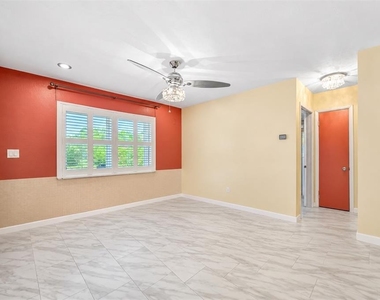 1572 77th Avenue N - Photo Thumbnail 2