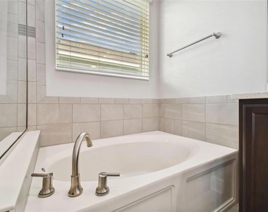 2776 Satilla Loop - Photo Thumbnail 9